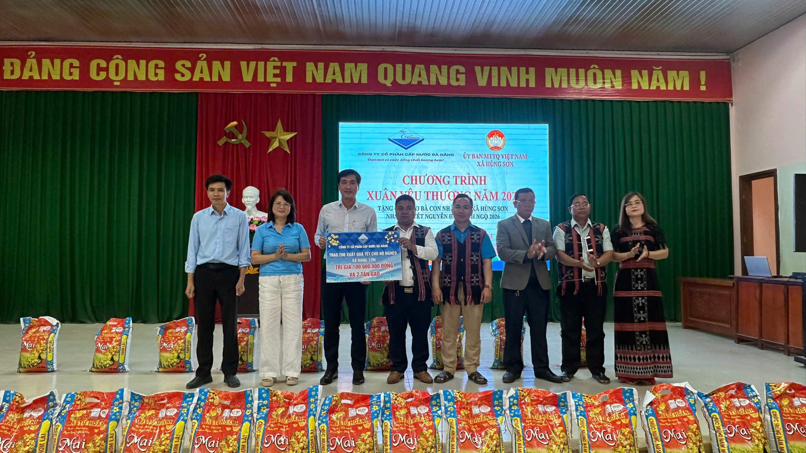 Ông Hồ Minh Nam, Thành viên HĐQT, Tổng giám đốc Công ty Cổ phần cấp nước Đà Nẵng trao quà cho bà con xã Hùng Sơn