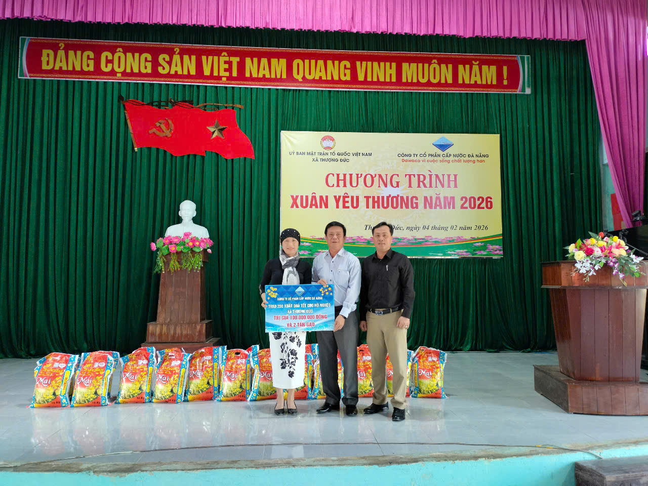 Ông Phan Thịnh, Thành viên HĐQT, Phó Tổng giám đốc, Chủ tịch Công đoàn cơ sở Công ty cùng Ông Phạm Hồng Minh, Kế toán trưởng Công ty trao quà cho bà con xã Thượng Đức