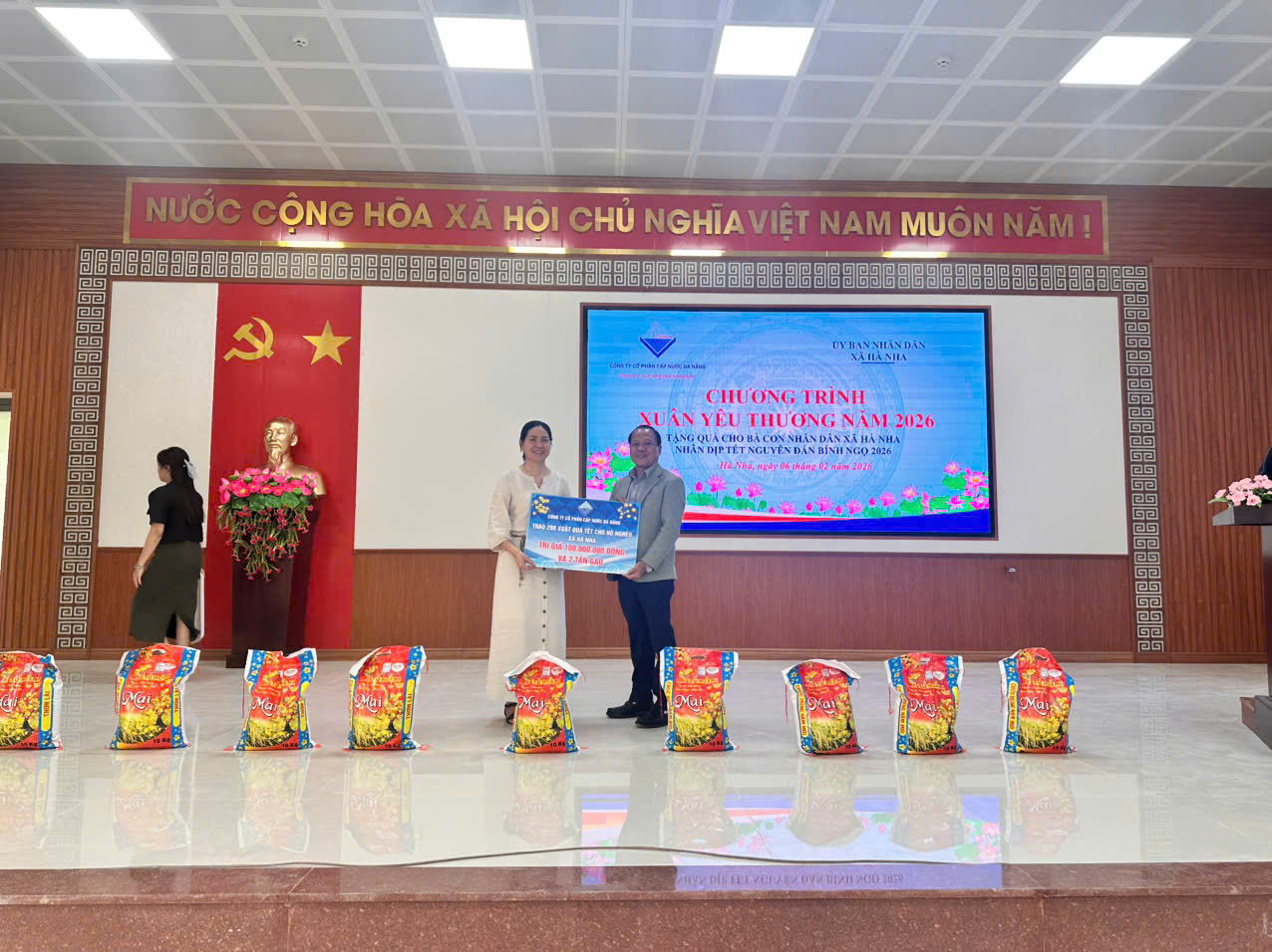 Ông Đặng Thanh Bình - Nhà đầu tư chiến lược, Chủ tịch HĐQT DMT Group, Phó Chủ tịch HĐQT Công ty cấp nước Đà Nẵng trao quà cho bà con xã Hà Nha