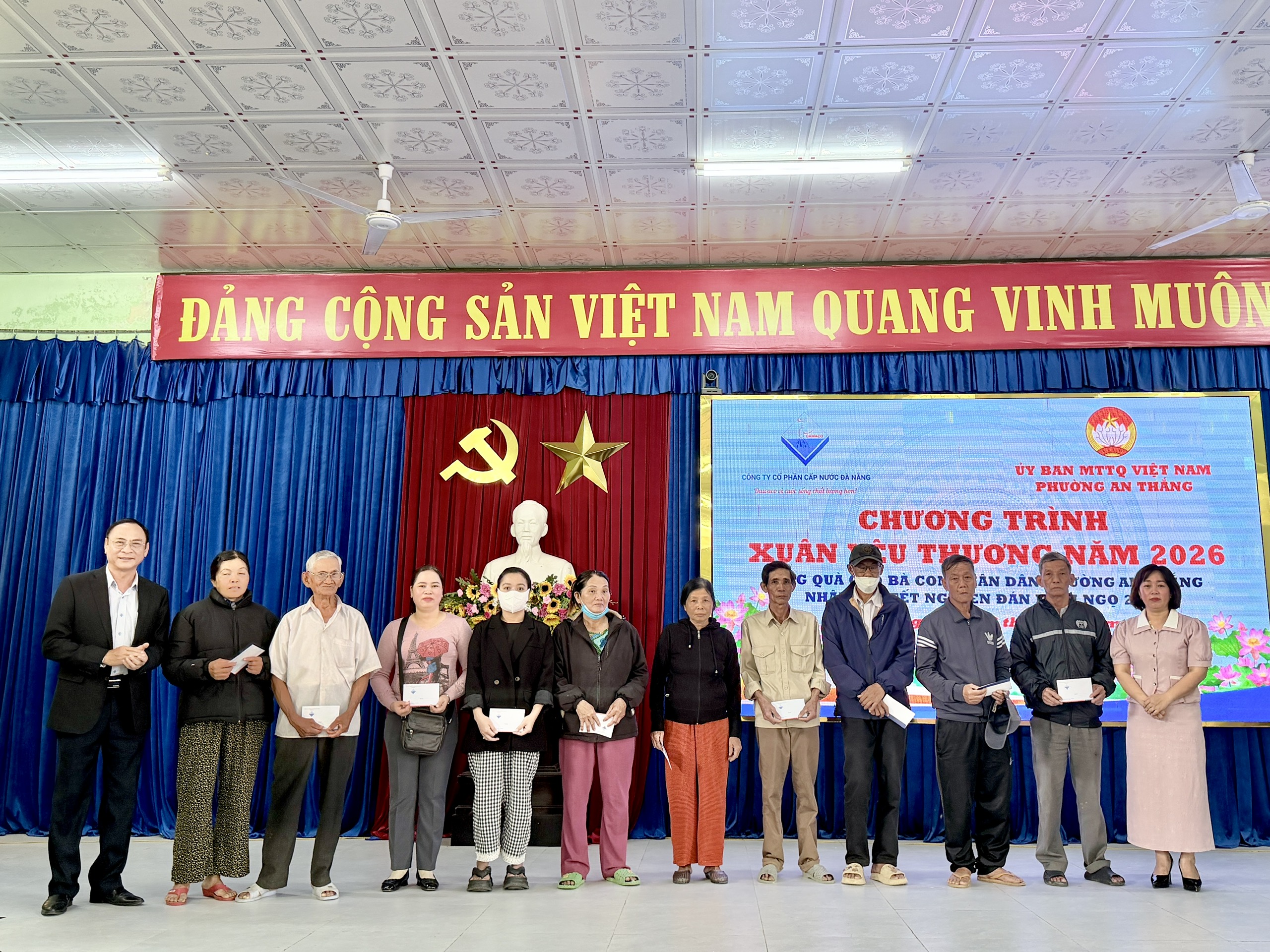 Ông Nguyễn Trường Ảnh - Thành viên HĐQT Công ty cổ phần cấp nước Đà Nẵng trao quà cho bà con xã An Thắng