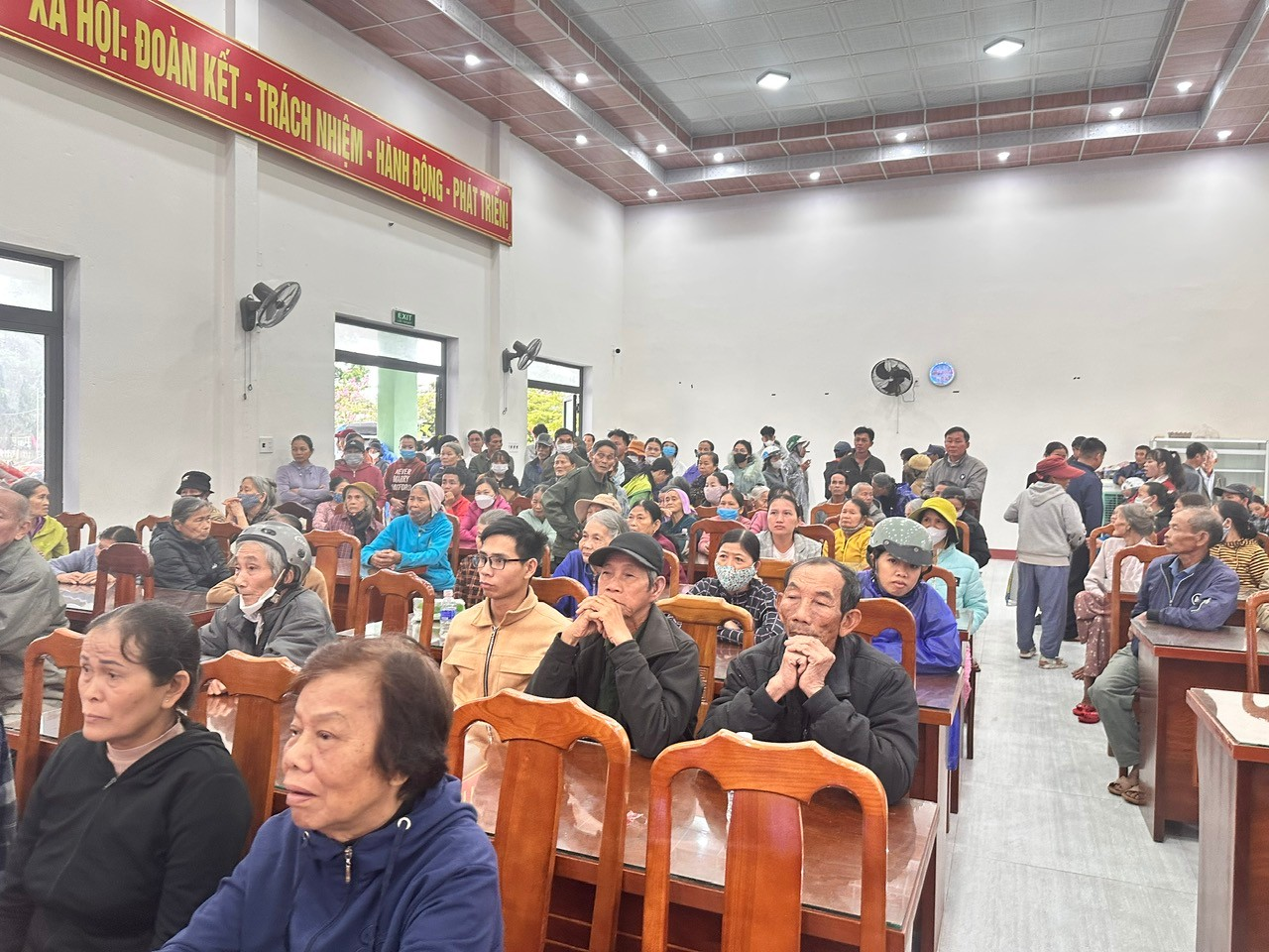  400 Bà con đã có mặt để cùng nhận những phần quà ý nghĩa cho một cái Tết sung túc hơn.