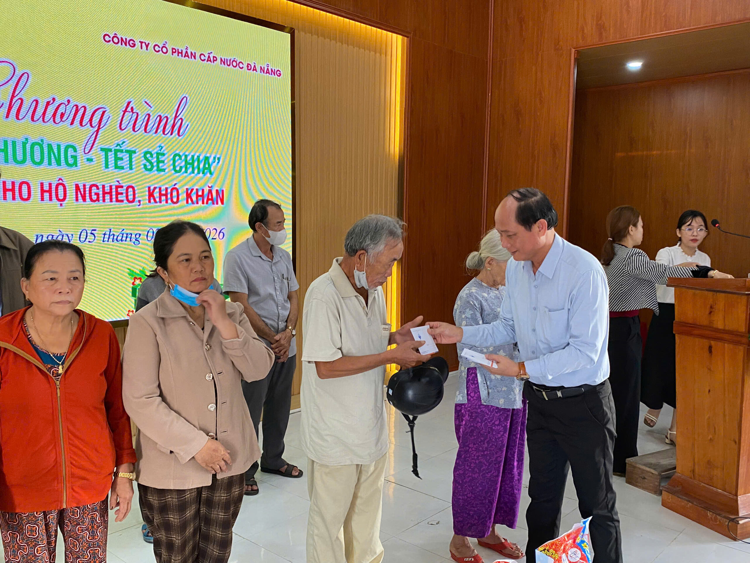 Ông Hồ Hương – Chủ tịch Hội đồng quản trị Công ty cổ phần cấp nước Đà Nẵng trao quà cho bà con xã Vu Gia