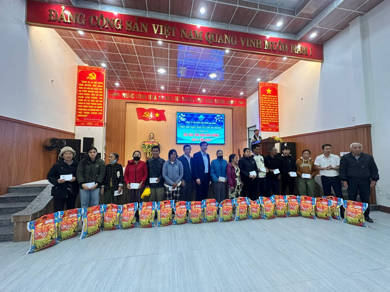 Ông Hồ Minh Nam, Thành viên HĐQT, Tổng giám đốc và Ông Phan Thịnh, Thành viên HĐQT, Phó Tổng giám đốc, Chủ tịch Công đoàn cơ sở Công ty cùng Ông Nguyễn Tấn Quất, Phó Chủ tịch Uỷ ban Mặt trận Tổ quốc Việt Nam Xã Thăng An trao quà cho bà con theo từng đợt với tổng số lượng là 400 suất quà và 4 tấn gạo.