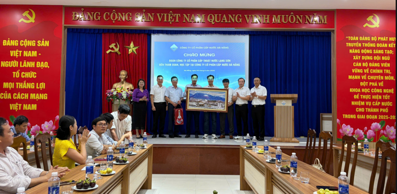 Ban lãnh đạo CTN Lạng Sơn tặng tranh lưu niệm cho Ban lãnh đạo DAWACO