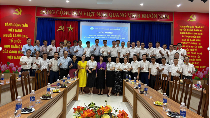 Tập thể đại diện lãnh đạo các đơn vị trực thuộc của 2 đơn vị chụp ảnh lưu niệm