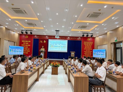 Ông Phạm Văn Soạn, Giám đốc Ban Kỹ thuật giới thiệu tổng quan quy mô và hoạt động sản xuất kinh doanh của DAWACO